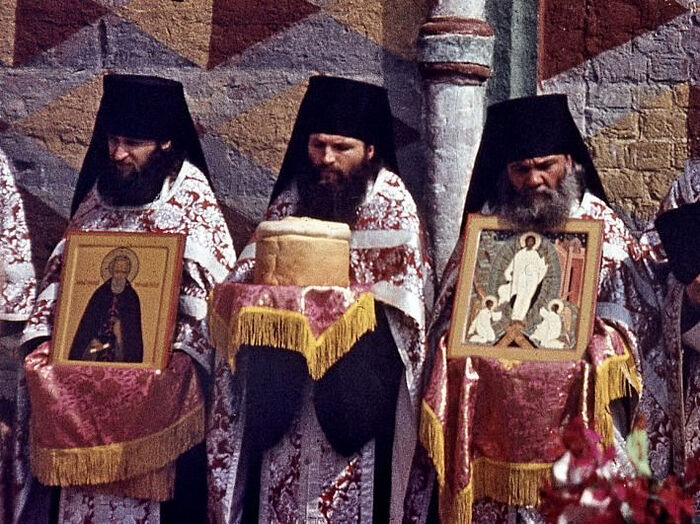 Ο πατήρ Αθανάσιος (Αλαφίνοβ) με την εικόνα της Ανάστασης του Χριστού, 1984.