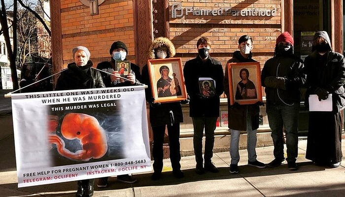 Εκδήλωση προσευχής των Ορθοδόξων χριστιανών έξω από την κλινική εκτρώσεων στο Μανχάταν. Πηγή: λογαριασμός στο Telegram Orthodox Christians for Life NEW YORK