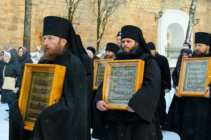 В Псково-Печерский монастырь вернули иконы, похищенные фашистами
