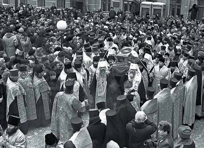 Рака со святыми мощами преподобного Серафима Саровского прибыла в Москву. Крестным ходом их переносят в Богоявленский Елоховский собор.