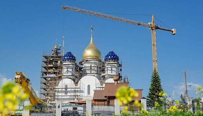 Εγκατάσταση τρούλων και σταυρών του ιερού ναού του Αγίου Νικολάου της ρωσικής τεχνοτροπίας στη Λεμεσό. Πηγή: ρωσόφωνη κοινότητα στη Λεμεσό