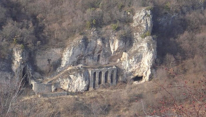 Η Ιερά Σκήτη του Αγίου Πέτρου του Κορίς στο Κοσσυφοπέδιο. Πηγή: wikipedia