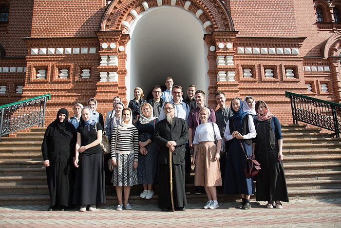 Ο Αρχιμανδρίτης Λουκάς (Γκολοβκόφ) και μαθητές του Τμήματος Αγιογραφίας της Θεολογικής Ακαδημίας της Μόσχας.Σκήτη Γεθσημανής του Τσερνίγκοφ. Σεπτέμβριος 2019