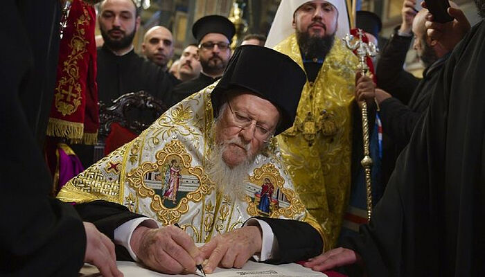 Ο επικεφαλής του Φαναρίου πατριάρχης Βαρθολομαίος υπογράφει τον Τόμο της «Ορθοδόξου Εκκλησίας της Ουκρανίας». Πηγή: president.gov.ua
