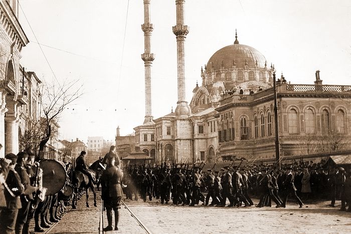 Βρετανικά στρατεύματα παρελαύνουν στην Κωνσταντινούπολη, μπροστά από το τζαμί Νουσρετίγιε στην περιοχή Τοπχανέ