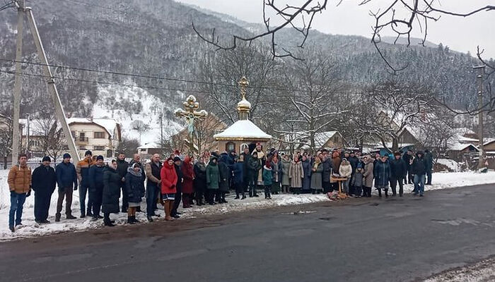 Η κοινότητα της Ουκρανικής Ορθοδόξου Εκκλησίας στο χωριό Νελοβόγιε στις 14.02.21. Πηγή: προσωπικός λογαριασμός στο Facebook του Βενεδίκτου Χρόμι