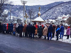 Ukrainian faithful brave freezing temperatures praying outside after losing church to schismatics (+VIDEO)