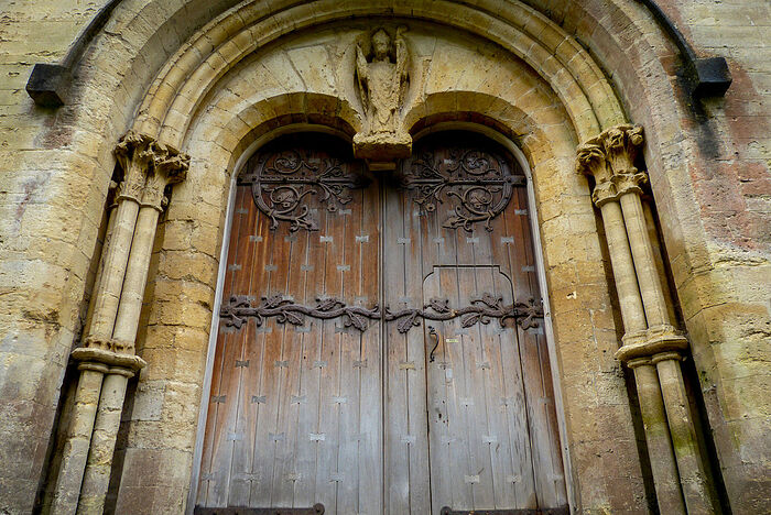 Дверь западного фасада Лландаффского собора, видна статуя свт. Тейло