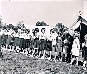 Утренняя церемония поднятия флага в лагере Толстовскго фонда, 1955 г. Валли-Коттадж, шт. Нью-Йорк