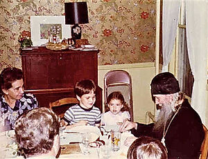 Владыка Филарет у Моховых играет с детьми в монетки. 1978 г.