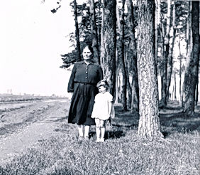 С бабушкой в лагере Лансгут. 1950 г.
