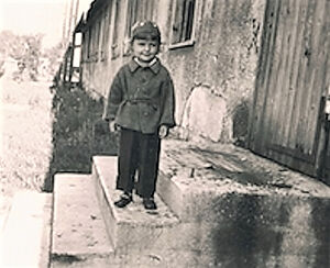 Около барака в лагере Лансгут. 1950 г.