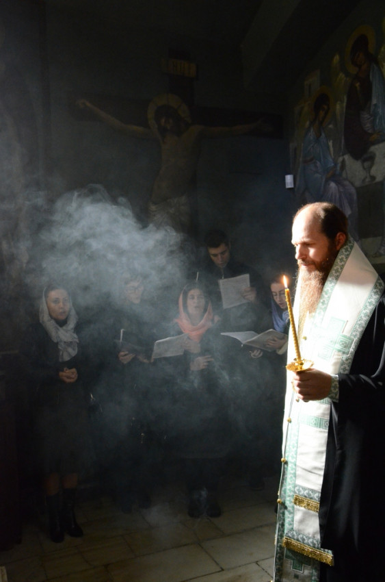 Επίσκοπος της Βίκας και του Παύλοφσκ Βαρνάβας (προ-εγγονός του Αγίου Σεραφείμ Σόμπολεφ) ψαλλεί το Τρισάγιο υπέρ αναπαύσεως στην κρύπτη του Μετοχίου του Πατριάρχη Μόσχας στη Σοφία.