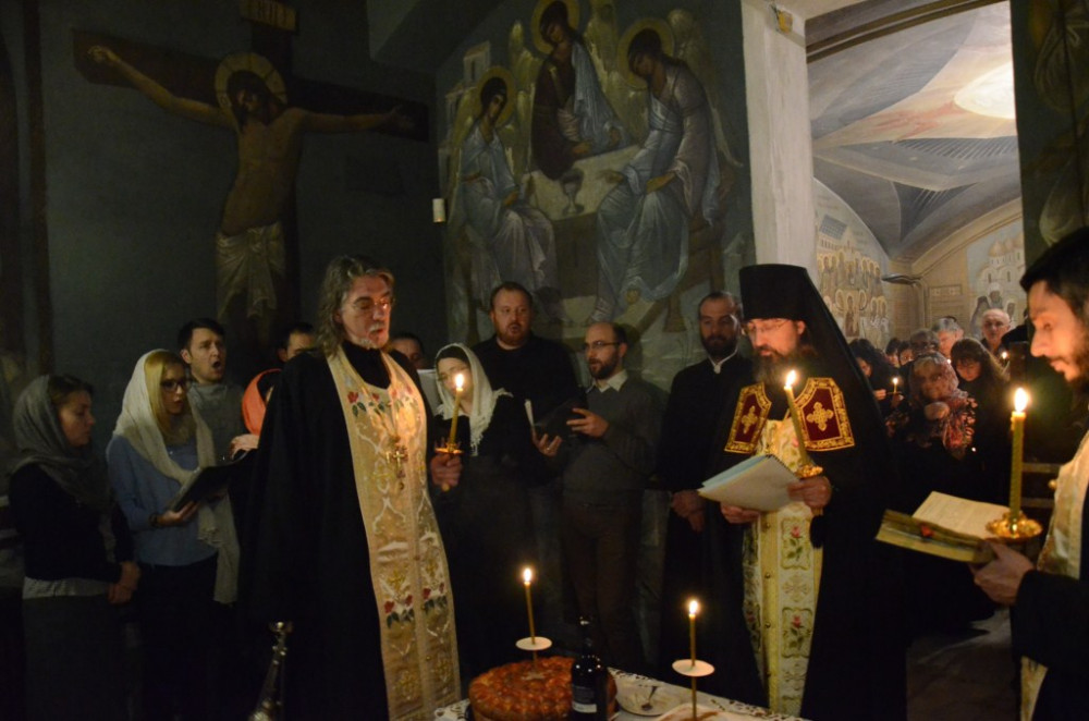 «Ημέρες του Αγ. Σεραφείμ». Φεβρουάριος 2015. Το Τρισάγιο υπέρ αναπαύσεως του μητρ. Σεραφείμ (Σόμπολεφ). Πρύτανης του Μετοχίου στη Σόφια, Ηγούμενος Φίλιππος (Βασίλτσεφ) με τους κλιρικούς του Ι. Ναού τον πρωτοπρεσβύτερο Συμεών Μίντσεφ και τον ιερέα Δημήτριο