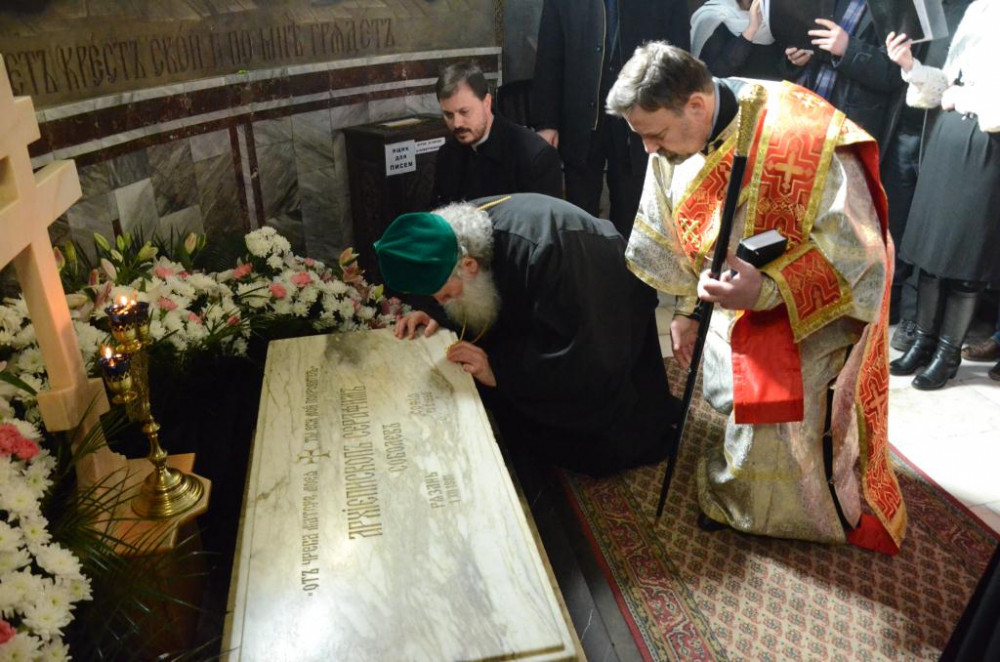«Ημέρες του Αγ. Σεραφείμ» στη Σοφία. Φεβρουάριος 2015. Το Τρισάγιο υπέρ αναπαύσεως του μητρ. Σεραφείμ (Σόμπολεφ). Ο Αγιώτατος Πατριάρχης Βουλγαρίας Νεόφυτος, ο Μητροπολίτης Σαράτοφ και Βόλσκ Λογγίνος, ο Διάκονος Ιβάν Πέτκοφ, κληρικοί και ενορίτες του Ι. Ν