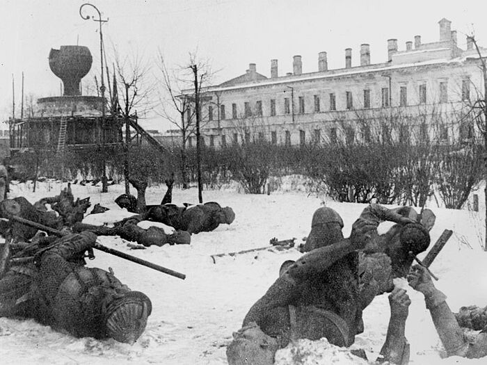 Разобранный и подготовленный к вывозу в Германию памятник «Тысячелетие России». Новгород, январь 1944 г.