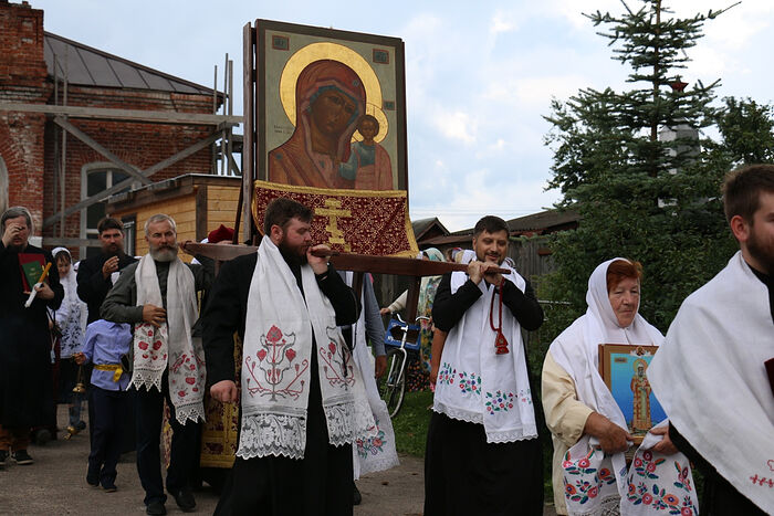 Крестный ход в селе Авсюнино в день Казанской иконы Божией Матери