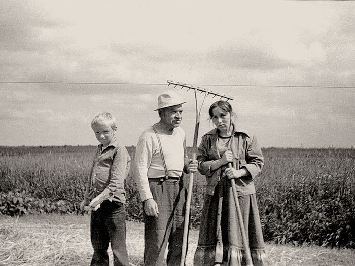 Με τον παππού και τη μητέρα. Λευκορωσία