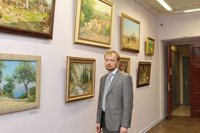 Ο Αντόν Οβσιάνικοβ στην προσωπική του έκθεση, στο μουσείο-διαμέρισμα του Ι. Ι. Μπρόντσκι. Δεκέμβριος του 2013