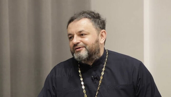 Ο γνωστός ιατρός και ιερέας Ροστισλάφ Βαλιχνόφσκι της Ουκρανικής Ορθοδόξου Εκκλησίας. Πηγή: στιγμιότυπο οθόνης από το YouTube του Oleksandr Plyska ᾿Αδάμ, ποῦ εἶ;