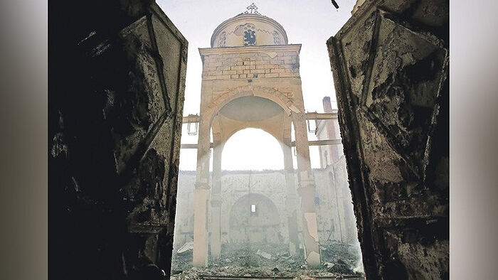 Јутро након погрома: спаљена црква у ПРиштини (Фото ЕПА-ЕФЕ/Valdrin Xhemaj)