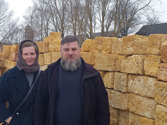 Дмитрий и Наталья привезли Крымский ракушечник для строительства каменного храма
