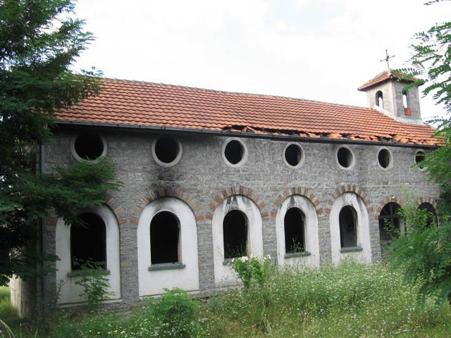 Βεβηλωμένη εκκλησία στο χωριό Μπρνάκ
