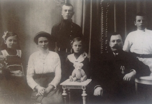 Семья Балков родители и дети Саша, Миша, Лиза, младшая дочка Сонечка с медвежонком