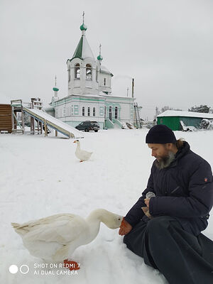 Отец Анатолий у храма прп. Серафима Саровского в Харовске