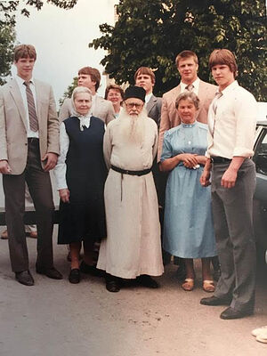 Отец Киприан с семейством Ярощуков и их родными. Илья Ярощук второй справа