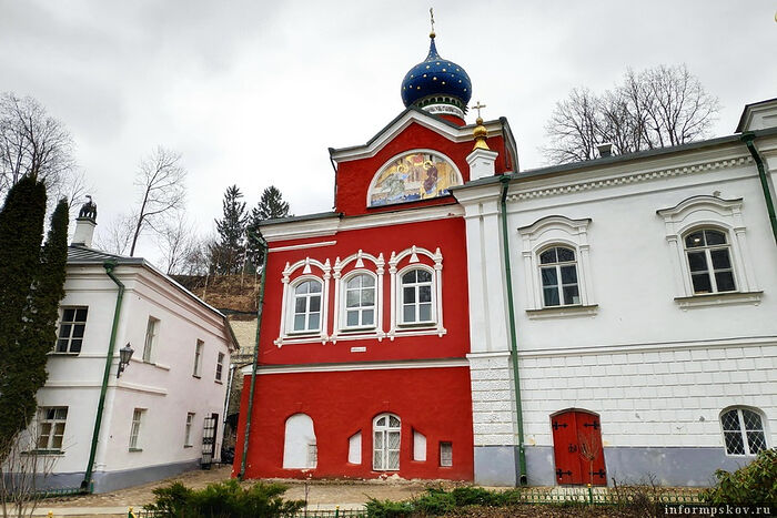Благовещенская церковь в Псково-Печерском монастыре