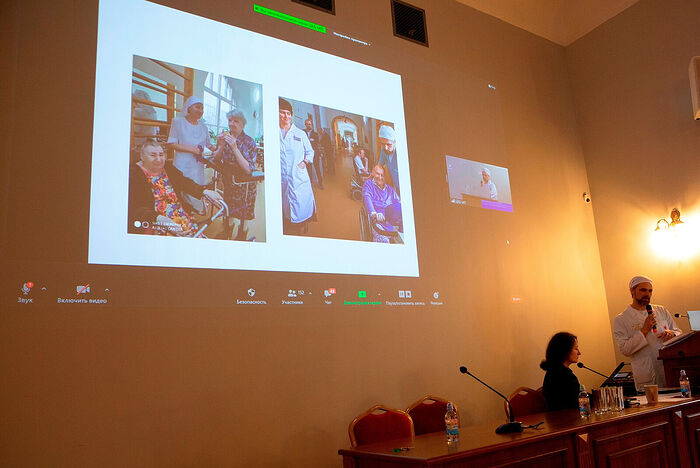 Онлайн-трансляция конференции о паллиативном уходе в Больнице Святителя Алексия. Фото: Александр Басалаев