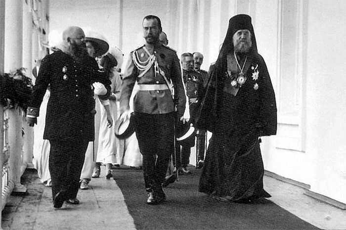 Николай II и архиепископ Ярославский и Ростовский Тихон во время визита царской семьи в Ярославль, 1913 год. Фото с сайта Commons.wikimedia.org