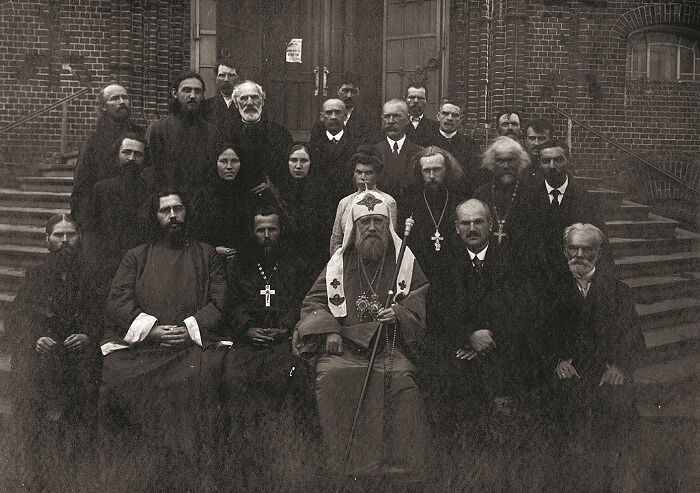 Святейший Патриарх Тихон в окружении духовенства. Второй слева в нижнем ряду: архидиакон Константин Розов. Неизвестный фотограф, Москва, 1921 год