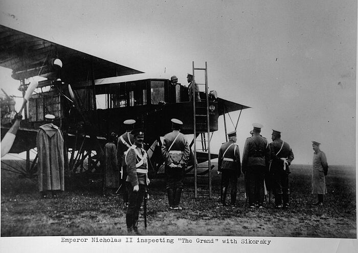 Посещение самолёта Николаем II — И.Сикорский рядом с императором. 1913 г.