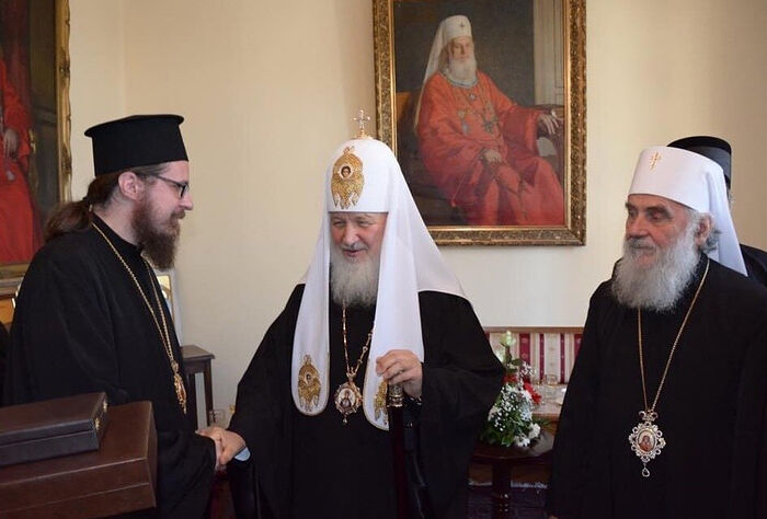 Патриарх Московский и всея Руси Кирилл (в центре), Патриарх Сербский Ириней (справа), епископ Стобийский Давид (слева).