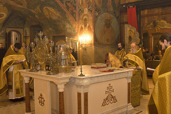 Θεία Λειτουργία στο Μοναστήρι Σρετένσκυ τής Μόσχας. Ο Αρχιμανδρίτης Γαβριήλ βρίσκεται στο θρόνο. Φωτογραφία: A. Ποσπέλοφ / Pravoslavie.Ru