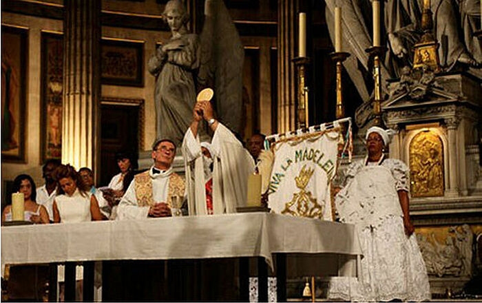 Η καθολική Λειτουργία συνδυασμένη με τελετουργίες βουντού. Η Βασιλική της Αγίας Μαρίας της Μαγδαληνής, Παρίσι, το 2011