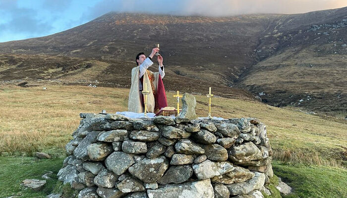 Ο Ρωμαιοκαθολικός ιερέας Τζεράρντ Κβιρκ τελεί στις 4 Απριλίου 2021 τη Θεία Λειτουργία στα βράχια μετά από κυβερνητική απαγόρευση των ιερών ακολουθιών στην Ιρλανδία. Πηγή: cruxnow.com