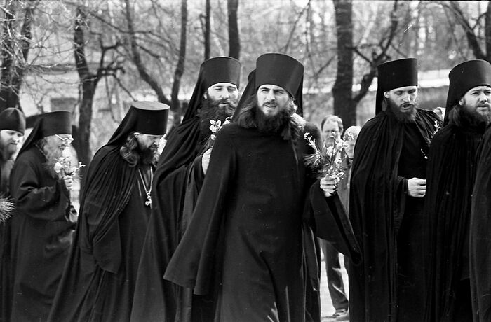 Ο πατήρ Βασίλειος με τους αδελφούς. Πάσχα του 1990.