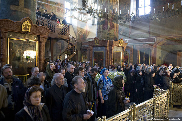 Ιερή Ακολουθία τη Μεγάλη Παρασκευή στην Ιερά Μονή Σρέτενσκιϊ. Φωτογραφία: Μ.Ροντιόνοβ / Pravoslavie.ru