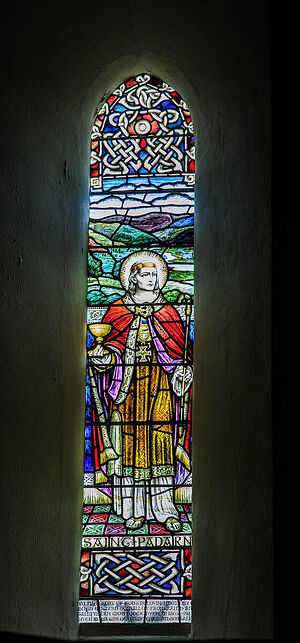 Витраж с изображением св. Патерна (Падарна) в церкви д. Лланбадарн-Фор, Уэльс (любезно предоставил - Canon Andrew Loat)