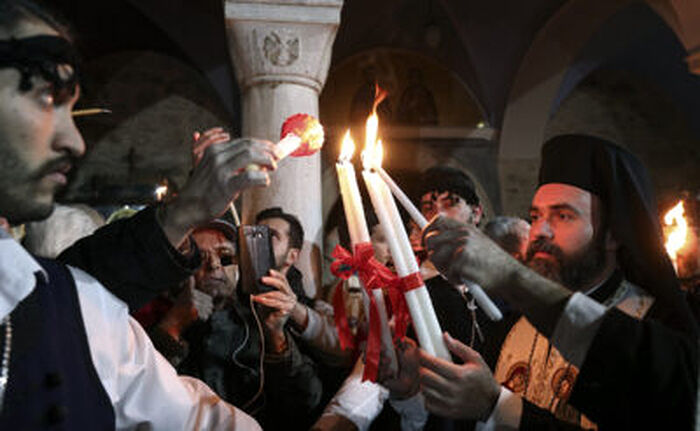 Схождение Благодатного огня в храме Гроба Господня в Иерусалиме. Фото: Yorgos Karahalis/AP/TASS