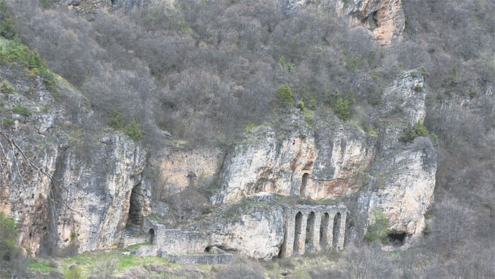 Албанска застава постављена над манастиром и пећином (Фото Ж. Ракочевић)
