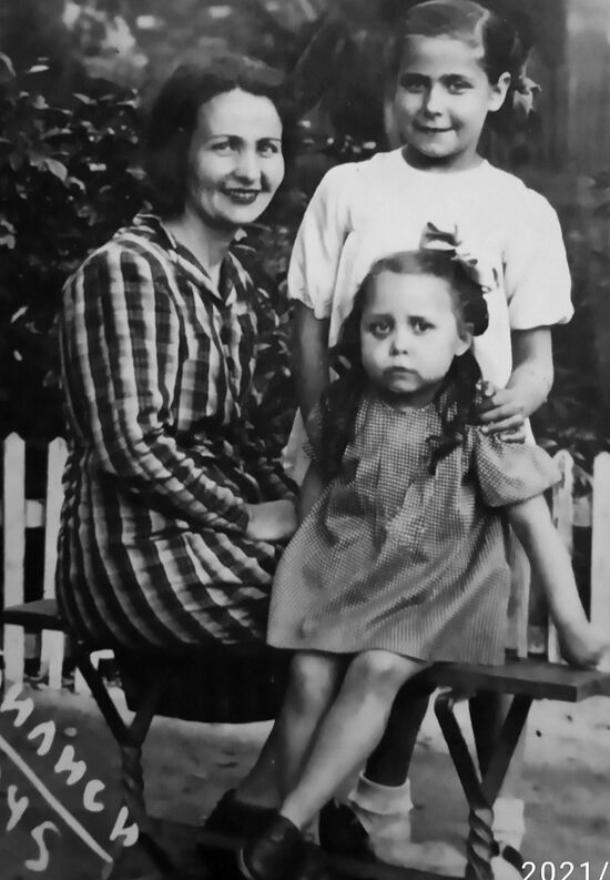 Моя мама Вероника с бабушкой и тетей