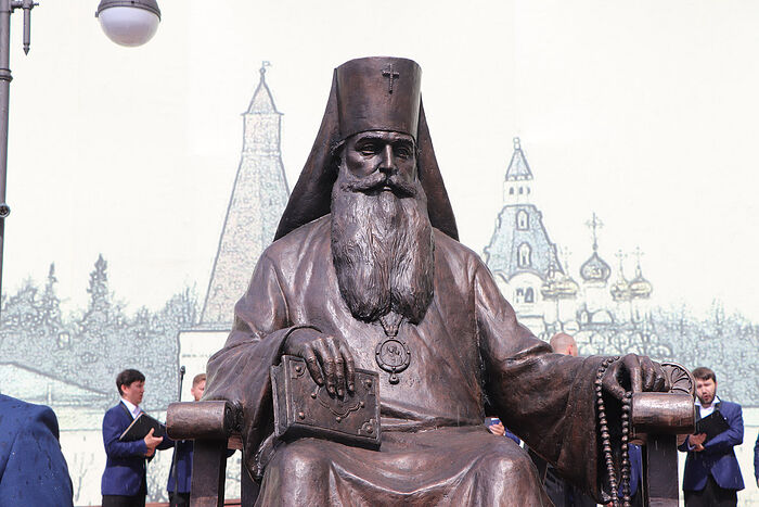 Памятник митрополиту Волоколамскому и Юрьевскому Питириму (Нечаеву) в Волоколамске