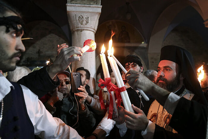 Η αφή του Αγίου Φωτός στον Ιερό Ναό του Παναγίου Τάφου στα Ιεροσόλυμα. Φωτογραφία: Yorgos Karahalis/AP/TASS