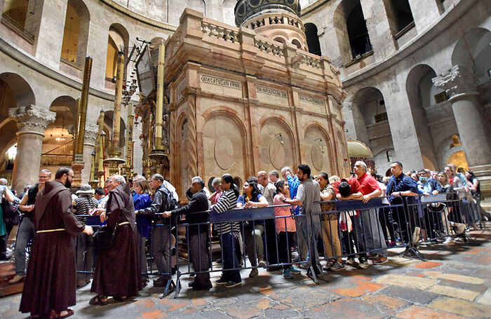 Τουρίστες και προσκυνητές στον Ιερό Ναό του Παναγίου Τάφου. Φωτογραφία: Debbie Hill/Imago/TASS 