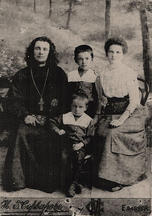 О. Борис Раждаев с супругой Ольгой Николаевной и детьми 1913 год.