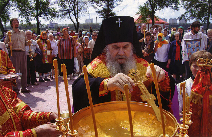 Архиепископ Гавриил совершает молебен у Триумфальной арки Благовещенска